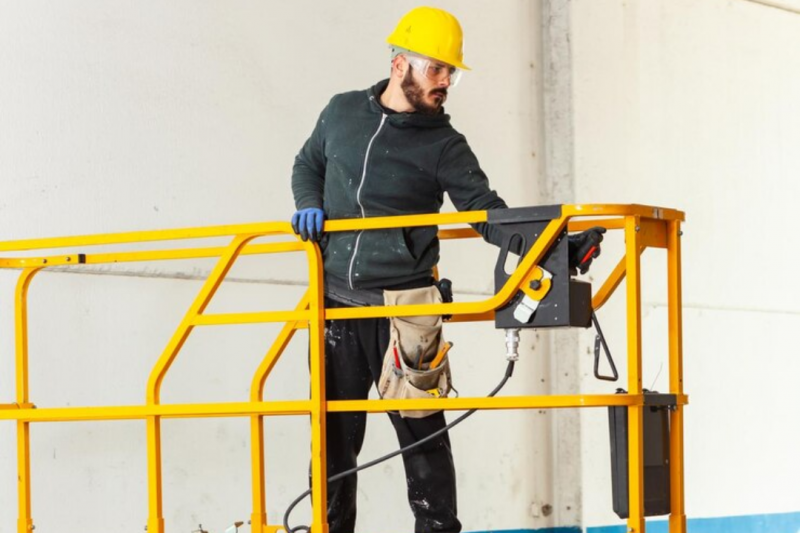 Locação de plataforma pantográfica como solução eficiente para sua obra