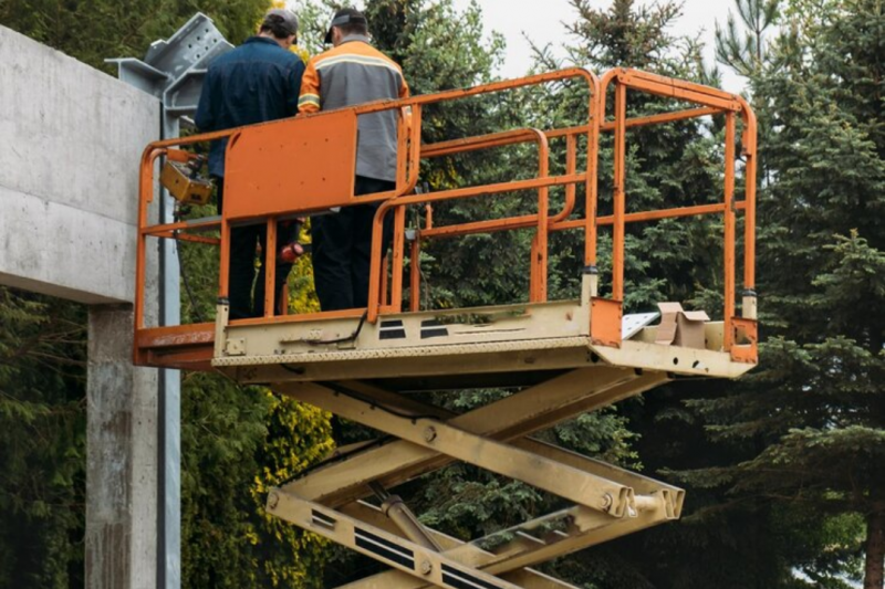 Plataforma elevatória hidráulica para caminhão: como escolher a ideal